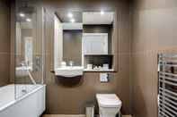 Toilet Kamar Heathrow One-Bedroom Apartments