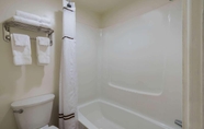 In-room Bathroom 6 Travelodge by Wyndham Salina