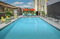 Swimming Pool Home2 Suites by Hilton Lakeland