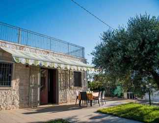 Exterior 2 Trulli and pool Malvischi