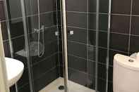 In-room Bathroom Kyriad Direct Lille Est - Stade Pierre Mauroy