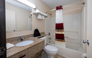 In-room Bathroom 3 Red Roof Inn Norfolk - Portsmouth