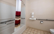 In-room Bathroom 5 Red Roof Inn Norfolk - Portsmouth