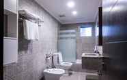 Toilet Kamar 2 Lahoya Hotel Suites