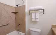 In-room Bathroom 7 Best Western Crater Lake Highway White City/Medfor