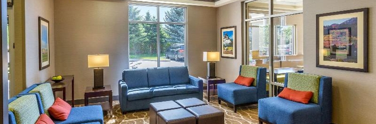 Lobi Comfort Inn Suites Logan