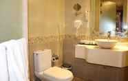 In-room Bathroom 6 Buraq Hotel By Gemstones