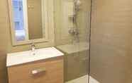 In-room Bathroom 7 Granada Deluxe 3000