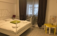 Kamar Tidur 5 Green Apartment Mircea Voda