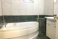 In-room Bathroom Green Apartment Mircea Voda