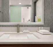 Phòng tắm bên trong 3 Home2 Suites by Hilton Dayton Beavercreek