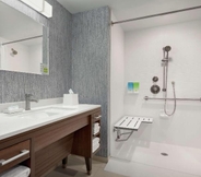 Phòng tắm bên trong 2 Home2 Suites by Hilton Dayton Beavercreek