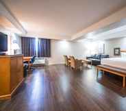 Kamar Tidur 4 Royal Hotel Edmonton Airport