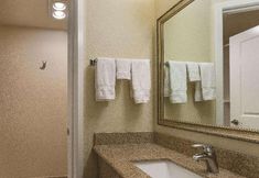 ห้องน้ำภายในห้อง 5 La Quinta Inn Suites By Wyndham Portland Nw