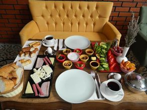 Others 4 Madame Roza