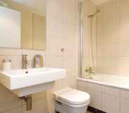 Phòng tắm bên trong 6 Luxurious Sir John Lyon Serviced Apartment