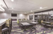 Functional Hall 3 La Quinta Inn Suites By Wyndham Columbus North