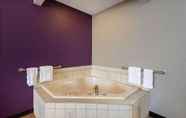 In-room Bathroom 7 La Quinta Inn Suites By Wyndham Erie