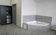 In-room Bathroom 4 STARS INN EDMONTON AIRPORT