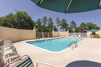 Swimming Pool La Quinta Inn Suites By Wyndham N Little Rock Mcca