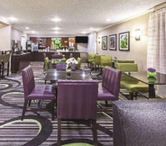 Restaurant 3 La Quinta Inn Suites By Wyndham N Little Rock Mcca