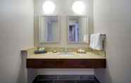 Toilet Kamar 7 La Quinta Inn By Wyndham Roanoke Salem
