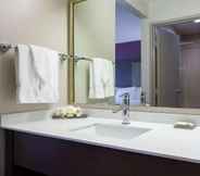 In-room Bathroom 6 La Quinta Inn By Wyndham Roanoke Salem