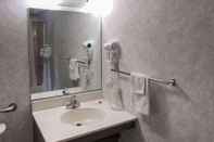 Toilet Kamar Days Inn by Wyndham Liverpool/Syracuse