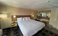 Bedroom 6 Days Inn by Wyndham Liverpool/Syracuse