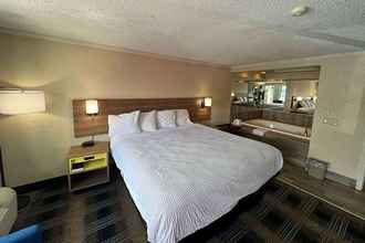 Bedroom 4 Days Inn by Wyndham Liverpool/Syracuse