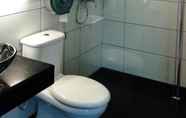 Toilet Kamar 4 Strawberry Garden Hotel