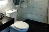 Toilet Kamar Strawberry Garden Hotel