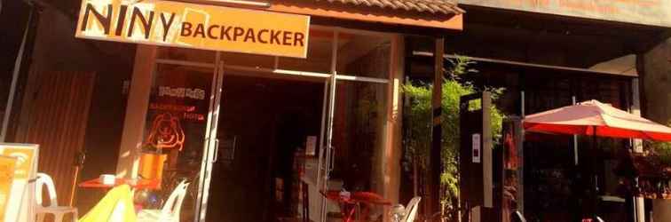 Bên ngoài Niny Backpackers