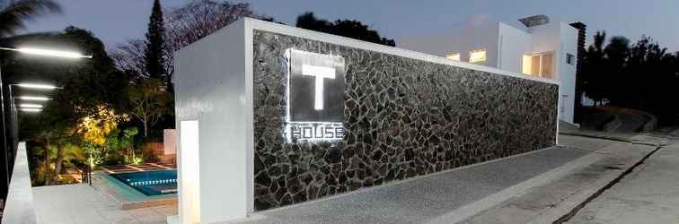 Exterior T House