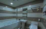 Toilet Kamar 6 Hotel The Grang Nampo