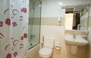 In-room Bathroom 7 Travellers Hotel Apartment