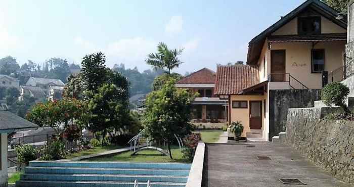 Swimming Pool Villa Tunas Alam Mutiara