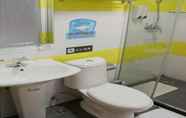 In-room Bathroom 6 7 DAYS INN NANJING SAN PAI LOU HONG QIAO CENTRAL B