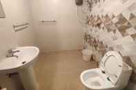 Toilet Kamar Moalboal T Breeze Coastal Resort