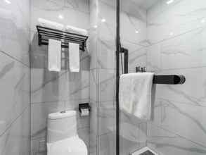 Toilet Kamar 4 Yiwu European Style Hotel