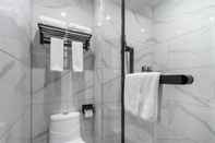Toilet Kamar Yiwu European Style Hotel