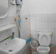 Toilet Kamar 2 Chaleun Garden Guesthouse