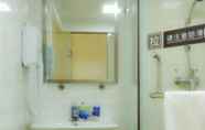 ห้องน้ำภายในห้อง 6 7 Days Inn Guomao Business Centre
