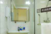 In-room Bathroom 7 Days Inn Guomao Business Centre