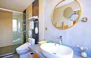 In-room Bathroom 6 Guilin Sky Palace Hotel