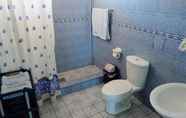 Toilet Kamar 2 Nost Cottages