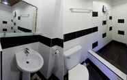 Toilet Kamar 3 La Place Guesthouse