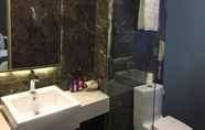 Toilet Kamar 3 SHENZHEN WU FU BUSINESS BOUTIQUE HOTEL XIXIANG BRA