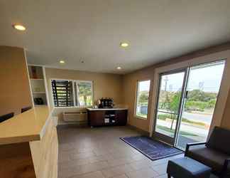 Lobby 2 Country Inn Suites Monterey Beachfront Marina