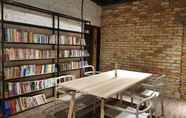 Common Space 4 Books & Beds